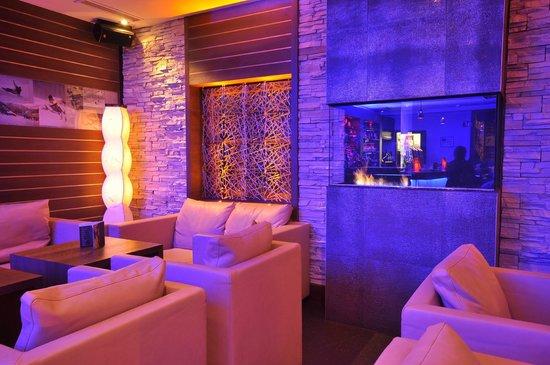 Yello's lounge Bar